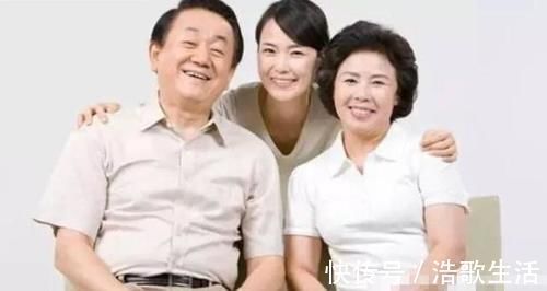 为人父母|妈妈街上推车遛娃,偶遇大雨无处可躲,最美姿势给娃搭起“晴天”