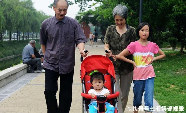 老人|1岁宝宝突然呕吐,宝妈知道原因后对婆婆大吼别碰我儿子