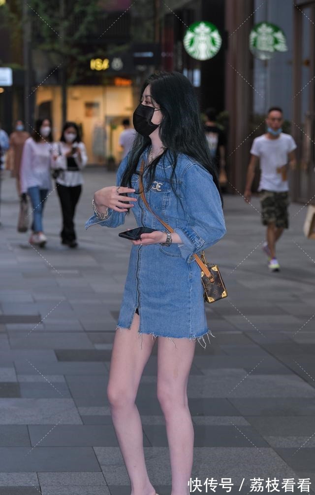 肩包 夏末初秋适合穿牛仔裙,三个搭配思路值得学习,高级得体有气质!