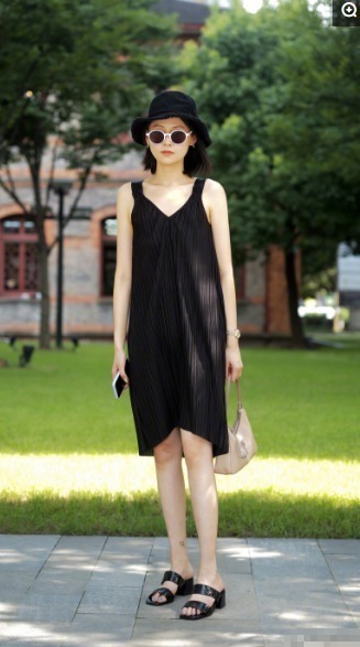 成熟女人喜欢黑色连衣裙，修身显瘦易搭配，轻松穿出精致感