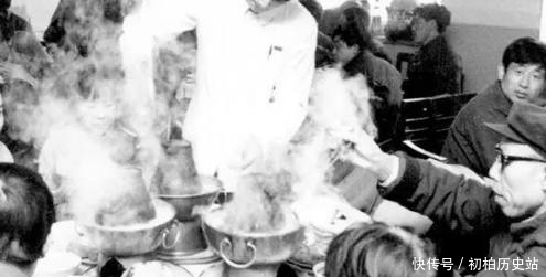 惊讶|罕见老照片:旧时人们在吃火锅,第二张令人惊讶!