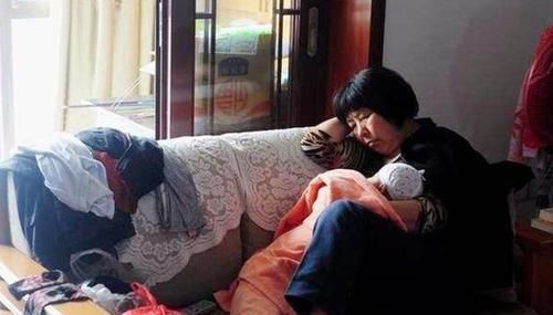 容光焕|外出遛娃,49岁妈妈偶遇49岁奶奶,对比之下差距不只是一点点