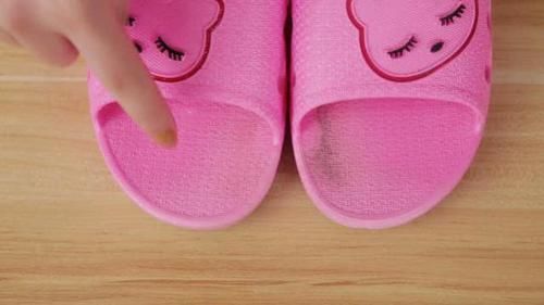 拖鞋|拖鞋别再用水洗了,教你一招,多顽固的污垢都可以轻松去除