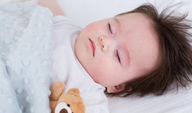 宝爸|宝宝睡觉不老实,满床打滚扭来扭去是为何?说明你的养育存在问题