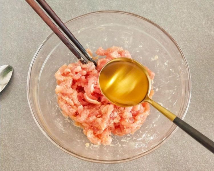家常猪肉青椒盖饭，自己做一点也不难，饭菜一锅出