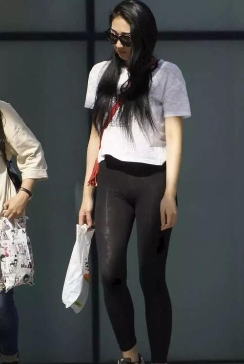 彰显|街拍美女时尚修身紧身裤,穿出好身材,彰显成熟女人味