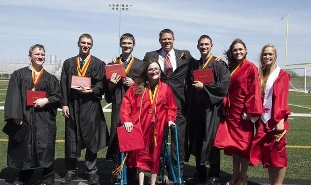 妊娠期|世界首例7胞胎,每天42瓶奶52块尿片,23年过去了,现状令人羡慕