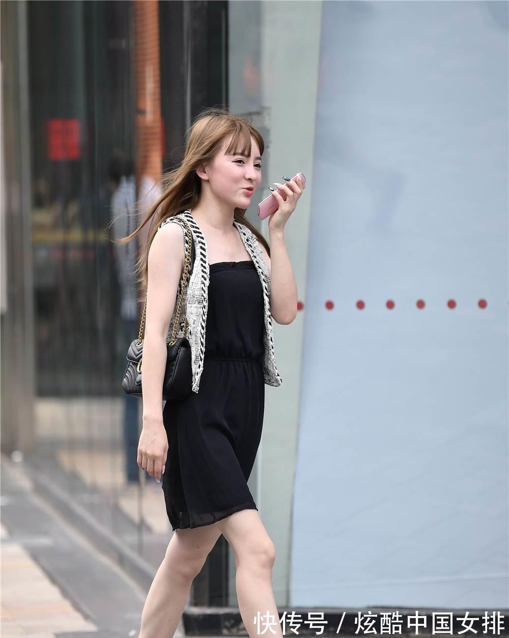 浅灰色 黑色连衣裙,搭配浅灰色无袖开衫,细跟凉拖很精致!