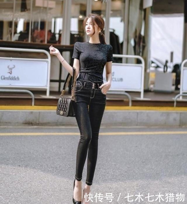 表现出|小姐姐搭配紧身牛仔裤,时尚洋气显瘦,纤细腰线魅力无限