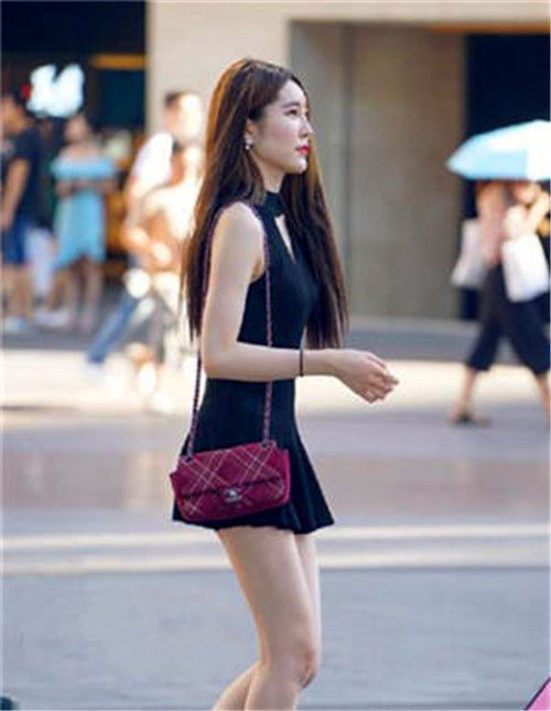 街拍|街拍戴太阳镜的长发美女,v领上衣搭配牛仔短裤,笑容甜美可爱