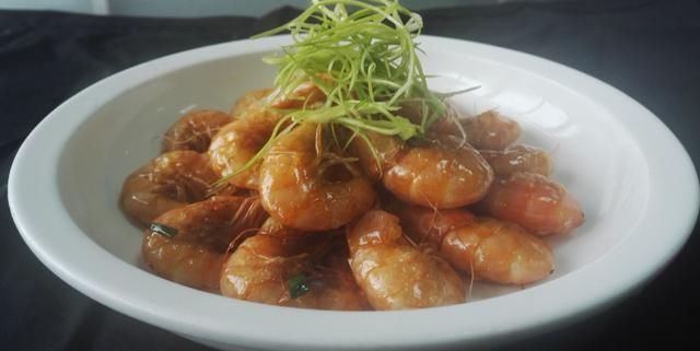 虾要这样做孩子才喜欢吃,一上桌全抢光,别再水煮了