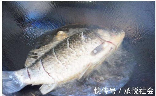 油煎鱼时,别傻傻的直接下锅煎,多加这关键1步,不粘锅还去腥味