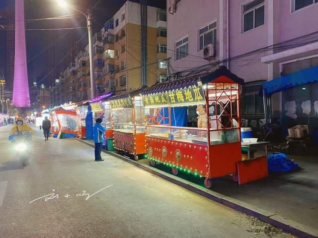 沈阳旅游|沈阳地标建筑下有一处夜市，天寒地冻仍坚持营业，摊主比客人还多