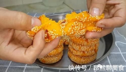 红薯这做法才简单，锅里烙一烙，个个软糯香甜，比蛋糕南瓜饼好吃
