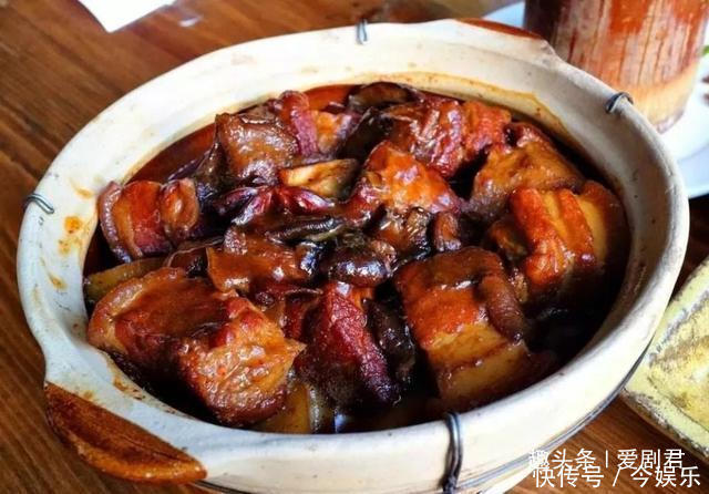 年夜饭菜谱:辣子鸡翅,酥皮沙龙海肠,杂菌红烧肉