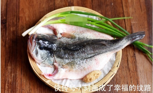鲈鱼|这才是清蒸鲈鱼最好吃的做法,记住这3步,蒸出来又鲜又嫩滑