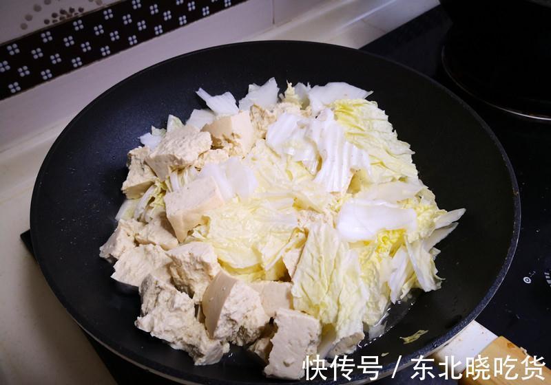 做白菜炖豆腐，好吃有秘诀，多加2样食材，汤汁奶白、香味浓郁！