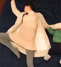 |搞笑GIF:从姑娘的眼神里,感觉你俩之间不简单呀!