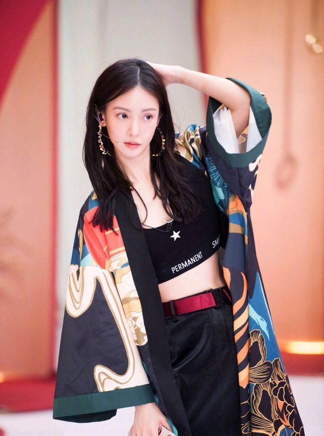 时髦|被她的穿搭给惊艳到了,身穿风衣配A字短裙,霸气又时髦