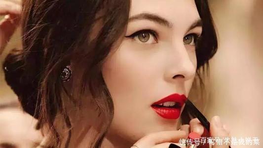 女生涂口红时,千万别有这4个“习惯”,不然再贵口红都掉色沾杯