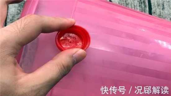 垃圾桶一定要放一个塑料瓶，解决了家里的一大困扰，太实用了