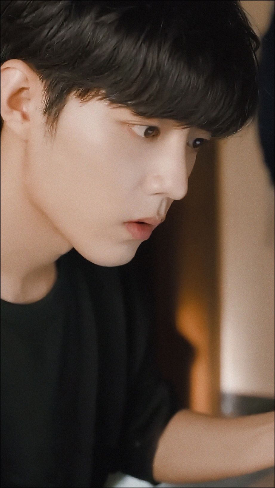 肖战照片加了多少滤镜 明明是自拍 看起来却像漫画走出来的男孩