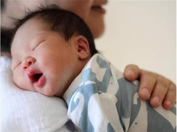 空气|晚上喂奶的时候,看着熟睡的孩子,妈妈还需不需要给宝宝拍嗝呢?