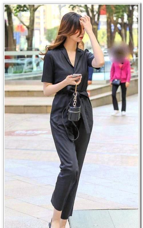 黑色|小姐姐一身黑色装扮,气质不容小觑,让路边的小哥哥竖起大拇指!