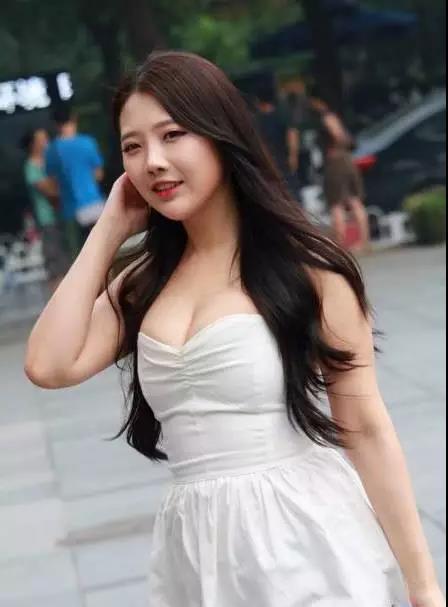 靓丽女孩 穿白色抹胸短裙的靓丽女孩, 可爱的长发童颜, 胖嘟嘟的!