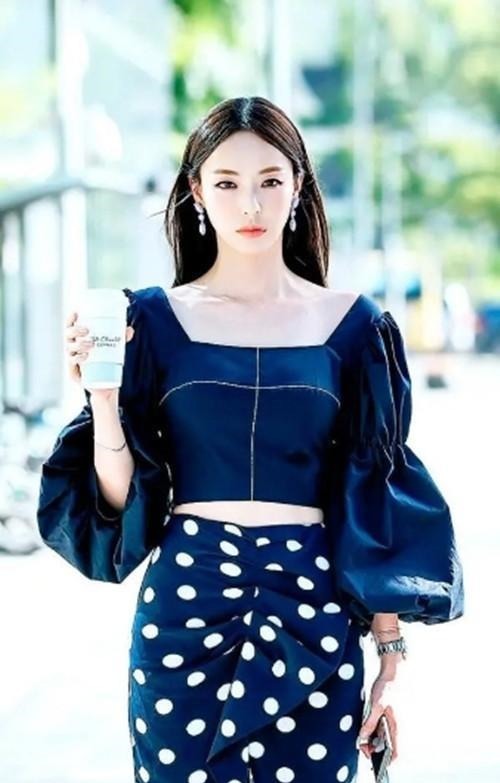 搭配 韩国“国宝级”女神李多熙 倾城容颜魔鬼身材 纯系穿搭高贵典雅