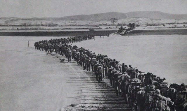 彭德怀|抗美援朝第一仗，彭德怀抢过电话：吃上肉包子没有？邓岳：吃撑了