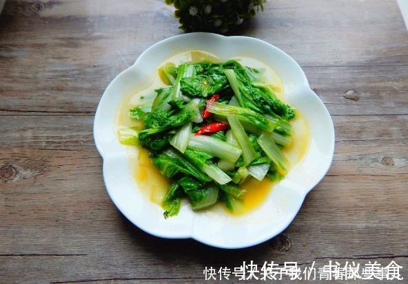 大厨|无论炒啥青菜,学会3个技巧,翠绿鲜嫩又入味,不比大厨炒得差