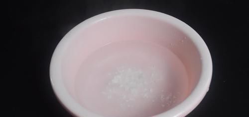 在梳子上涂抹牙膏,作用真厉害,我也是刚知道,快回家试一试