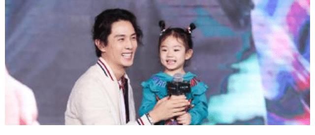 李承铉表演节目提问工作人员，摸肩膀是被允许的吗？网友：给我磕