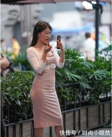 高跟鞋 粉色裹身裙,清纯又减龄