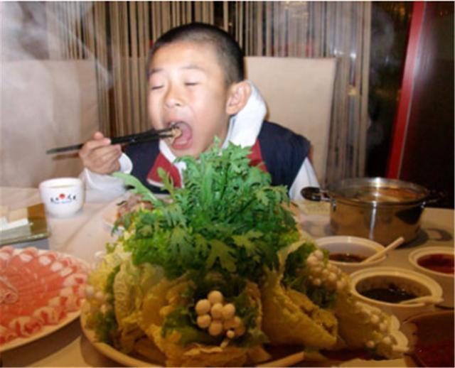 宝妈|5岁男孩强要邻桌牛排被拒,宝妈心疼帮腔,邻桌强势回怼太精彩