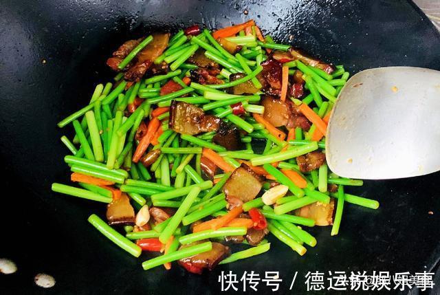 配菜|炒腊肉有技巧，不要切了就下锅炒，教您一招，不硬不咸，刚刚好