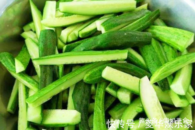 腌黄瓜时,直接加盐腌是大错特错!多加1步,黄瓜香脆又好吃