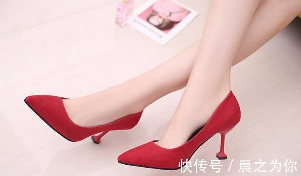 尖头 一双高跟鞋搭配在白嫩脚丫上,让你的女人味就是那么足足哒!