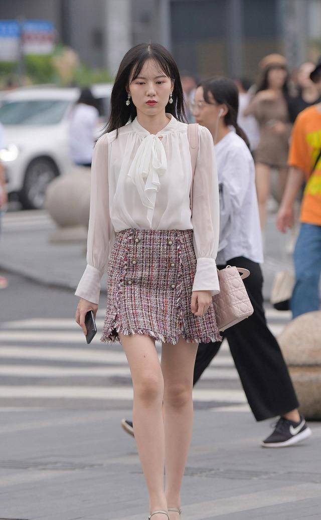 美女街拍:清澈甜美的连衣裙穿搭,尽显女性的柔美