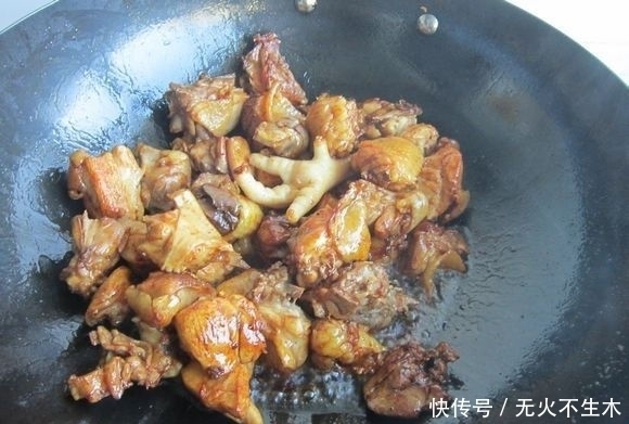 土鸡焖花卷|饭菜一锅出懒人必备,教你制作特色美食土鸡闷花卷,花卷比肉还香