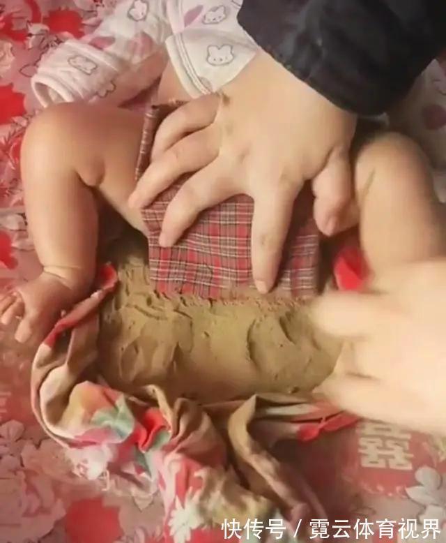 块状物|宝妈晒图炫耀,“新型”节约纸尿裤的方法,网友:穷就不要生