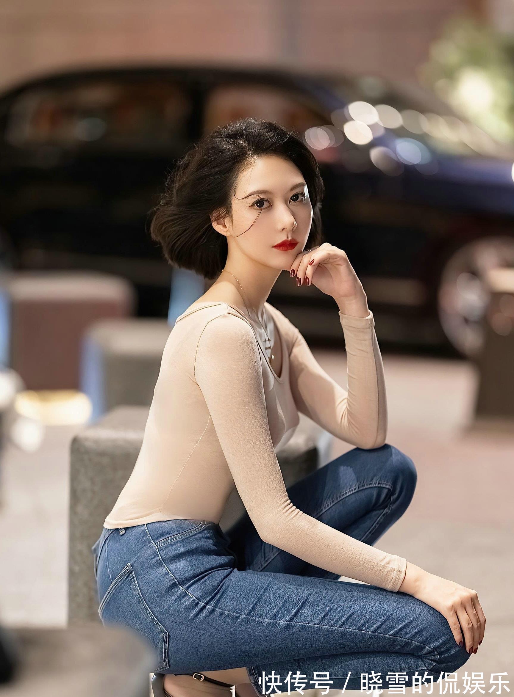 打底裤|蓝色的牛仔裤简约大气的设计，修身的版型衬托出精致有型的身材