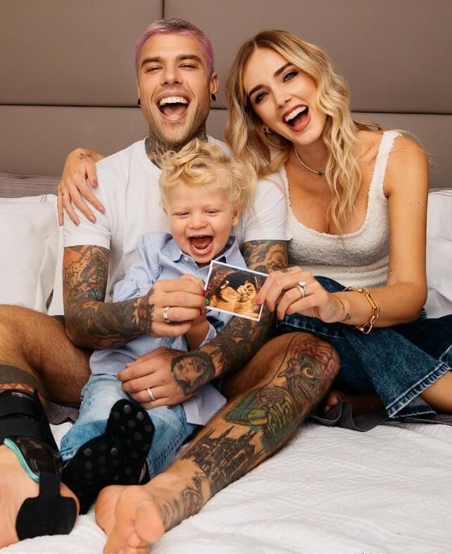 偏爱糖果色混搭硬朗配饰的意大利博主 简洁亲切总能找到亮点