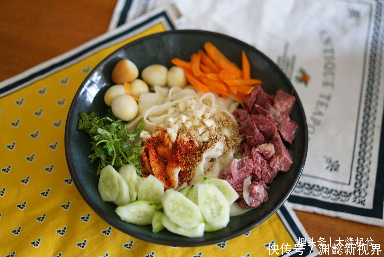 做法|地道油泼面的做法,面条劲道,香辣美味又开胃,大人孩子都爱吃