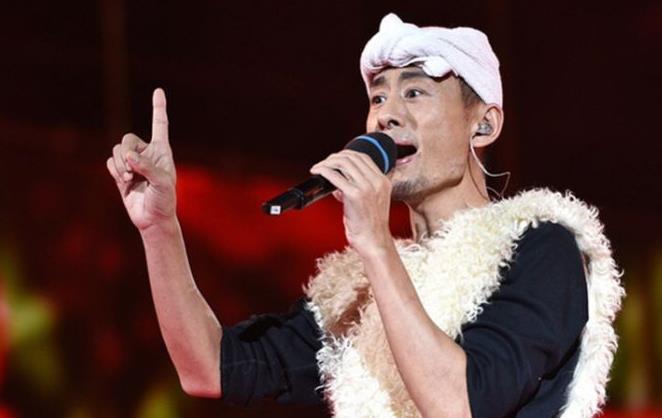 他靠星光大道成名,被扒身份造假,如今全靠超女妻子!