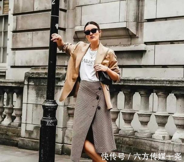 周涛|52岁周涛私服太会穿,小西装外套配牛仔裤减龄时尚,气质真高级