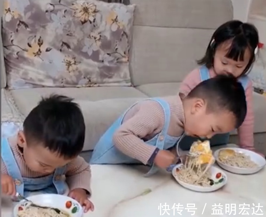 哥哥|三胞胎开饭时发现只有一个煎蛋,接下来哥哥下意识的反应令人感慨