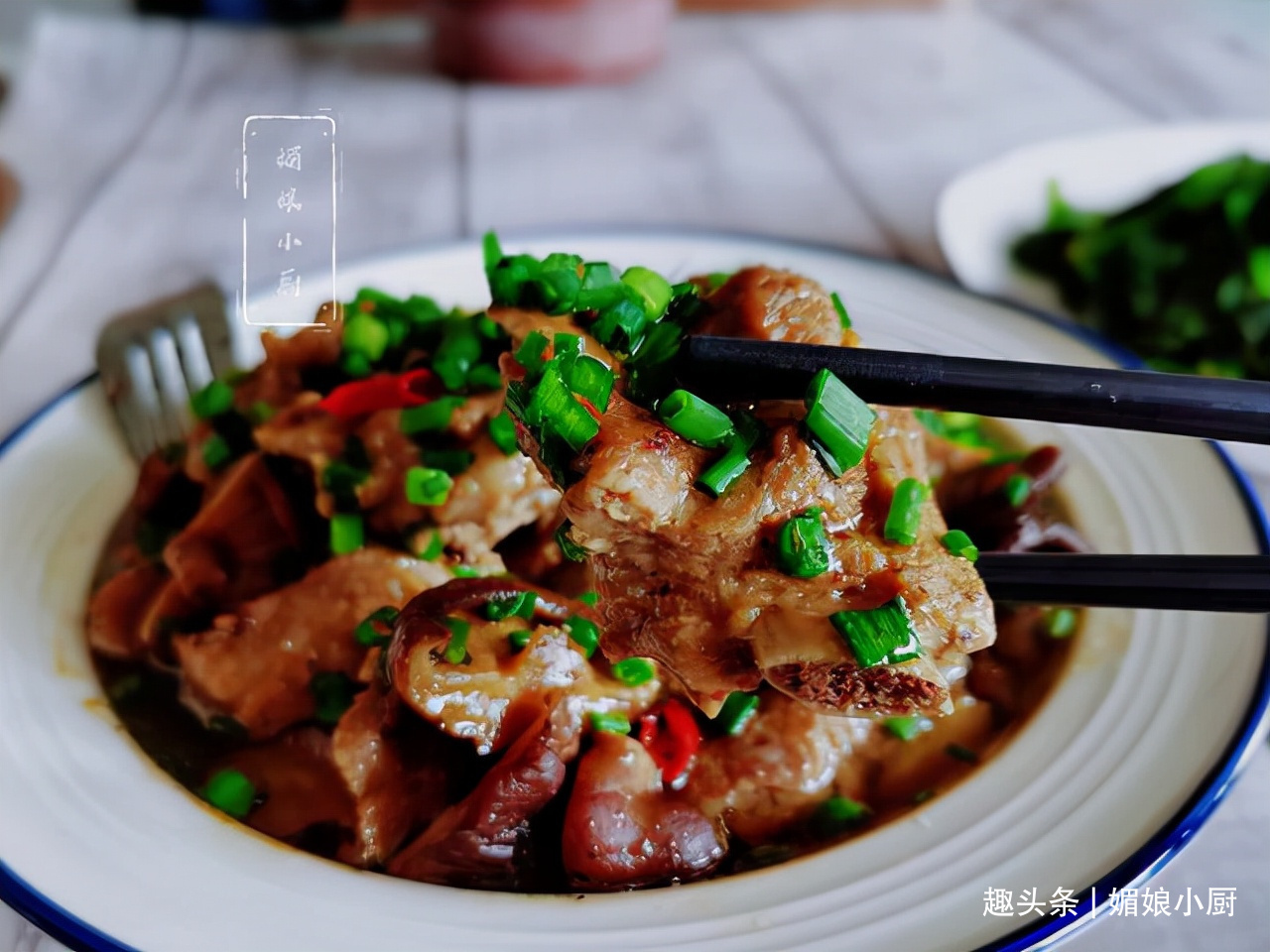 秋天多吃蒸菜不上火,排骨先腌再蒸软烂入味,低脂饮食清香滋润!