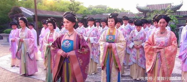 见到|溥仪出狱来到一处破庙, 庙里人见到他后 嘴里喊着万岁爷磕头不止！